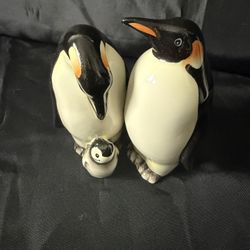 Adorable Ceramic Penguins Salt & Pepper Shakers Set With Magnet to hold together