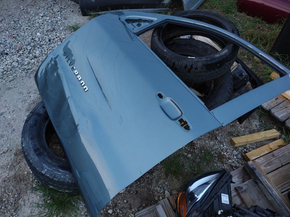2014 To 2018 Chevy 1500 Drivers Front Door With Damage OEM Part