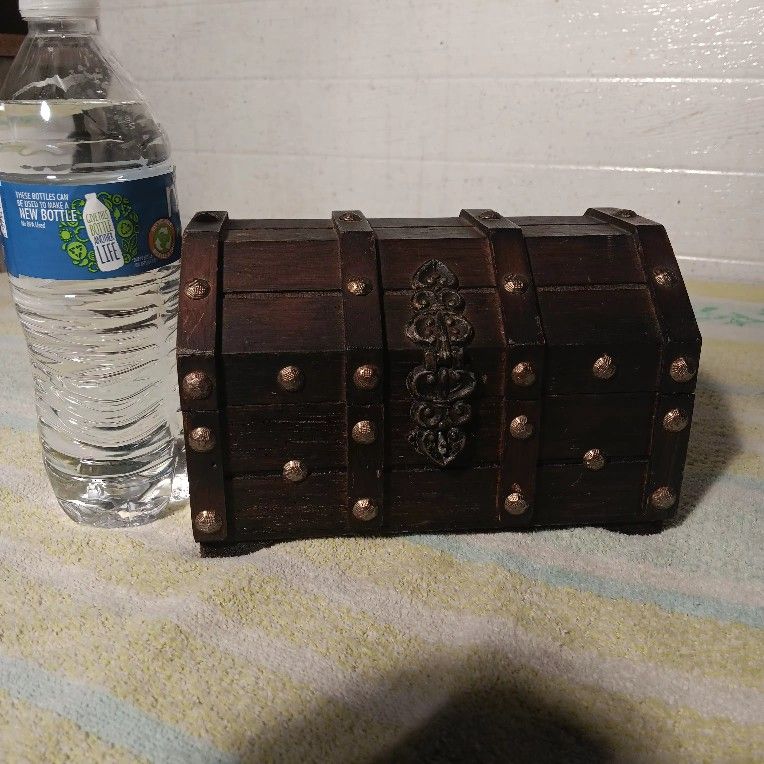 Vtg Humpback Chest