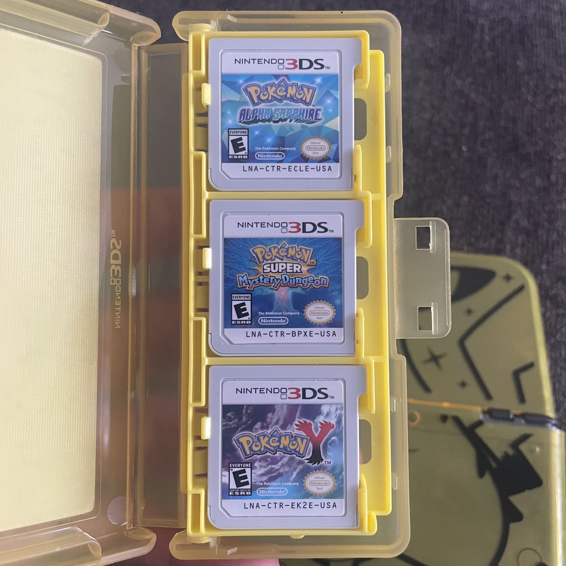 Nintendo 3DS XL Pokémon Bundle Games Working Excellent