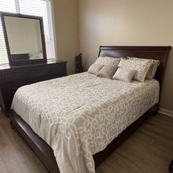 Queen Bedroom Set (4 Pieces)