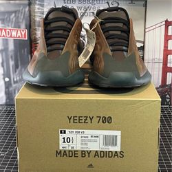 YEEZY MENS 700 V3 "Copper Fade". Style: GY4109 Size 10.5 US 