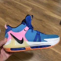 Nike Boys Youth Size 7y Shoes LeBron James Model