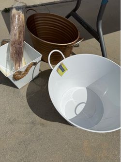 Metal decor bins