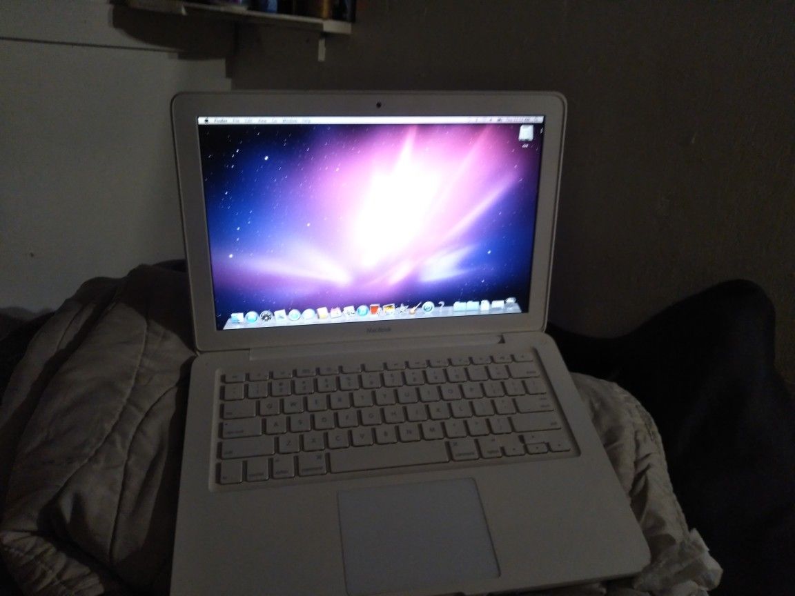 Apple Labtop Mac Book 13 Inch White With Charger