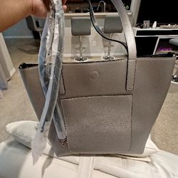Silver Shoulder/ Handbag. New.. Bought It But Never Gotto Use It.. Been Away. $20 Firm. 