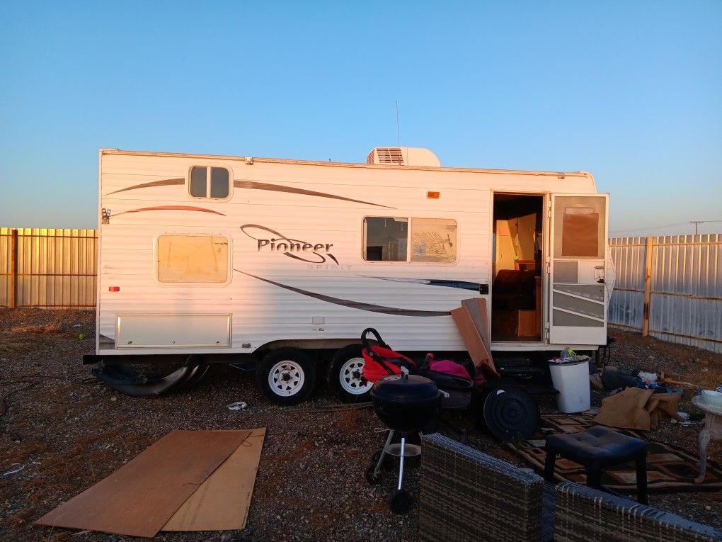 2015 Pioneer Travel trailer