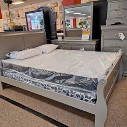 221..... Queen Bed, Dresser And Mirror 