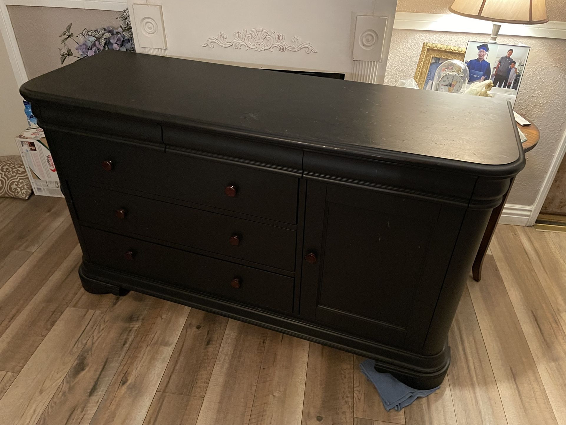 Munire Dresser