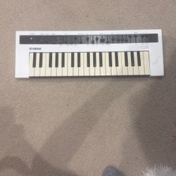 Yamaha REFACE CS Portable Analog Modeling Synthesizer, White