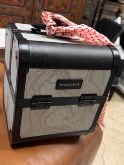 Makeup Case with Mirror and Trays, Keys included .(Opa-Locka Fl)