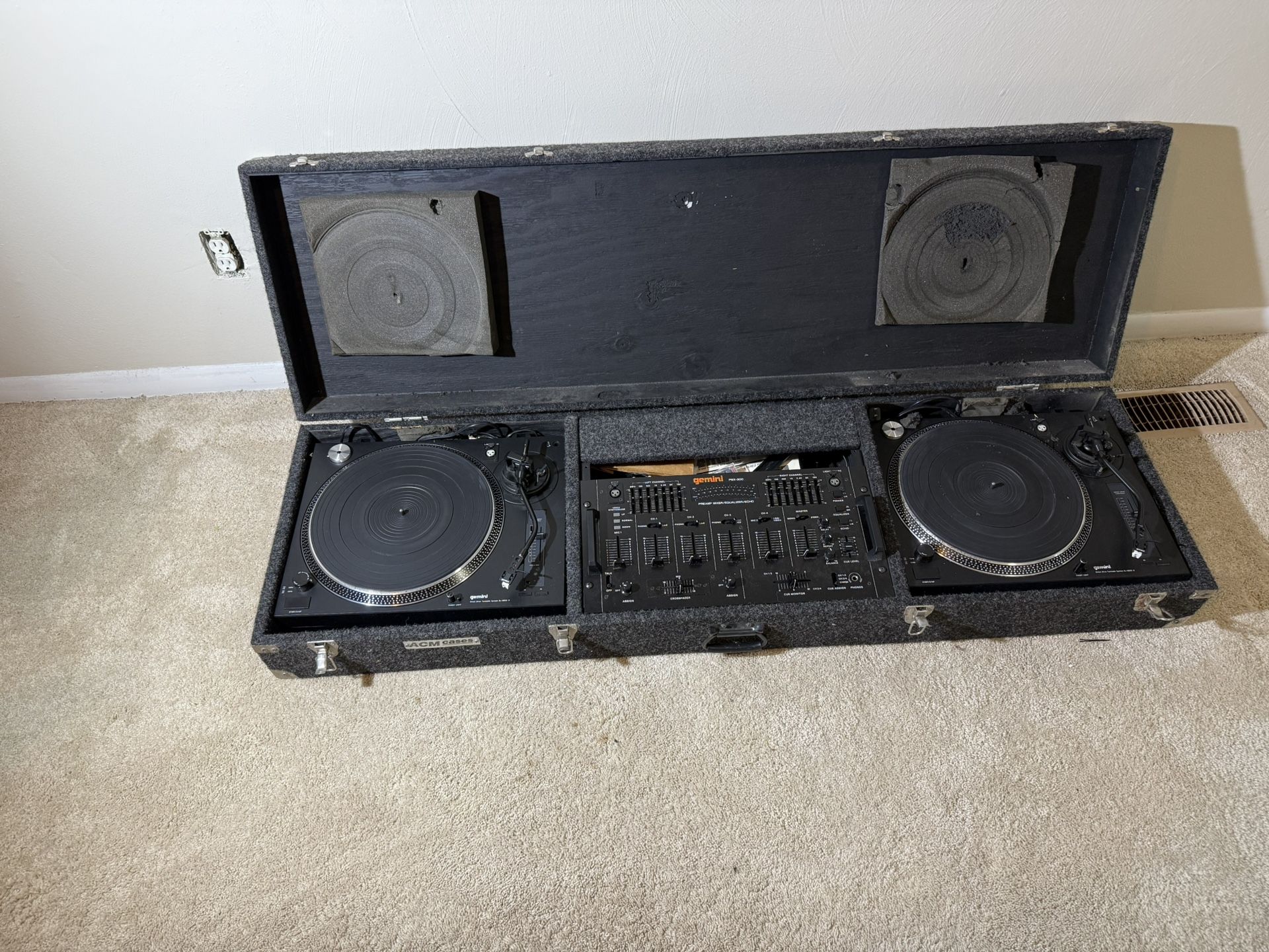 Gemini Turntables and Mixer in carrying case