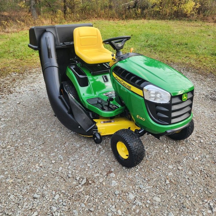John Deere E140 Riding Lawn Mower with Bagger System