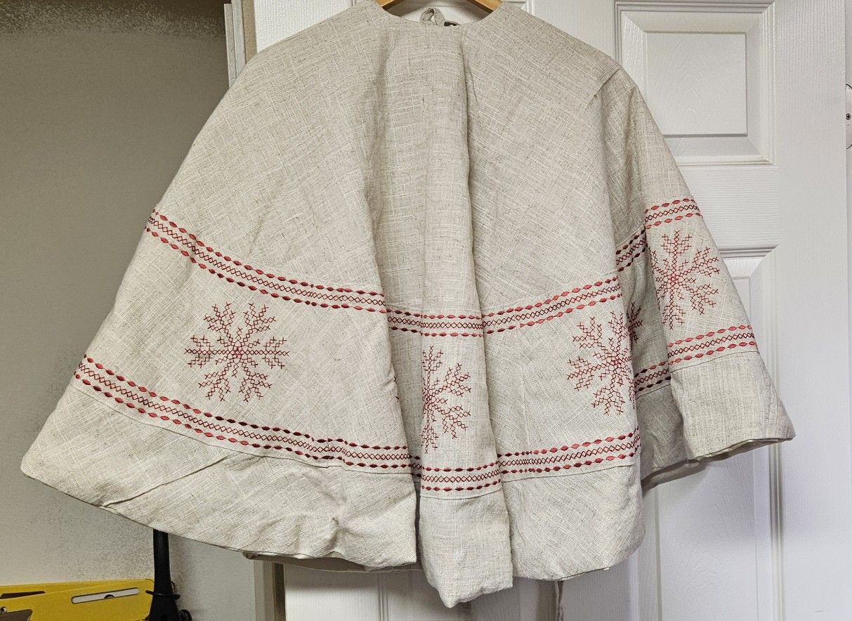 Burlap With Red Snowflakes Tree Skirt