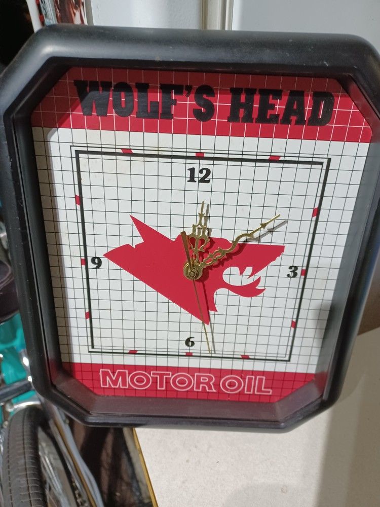 Wolfs Head Motor Oil Clock