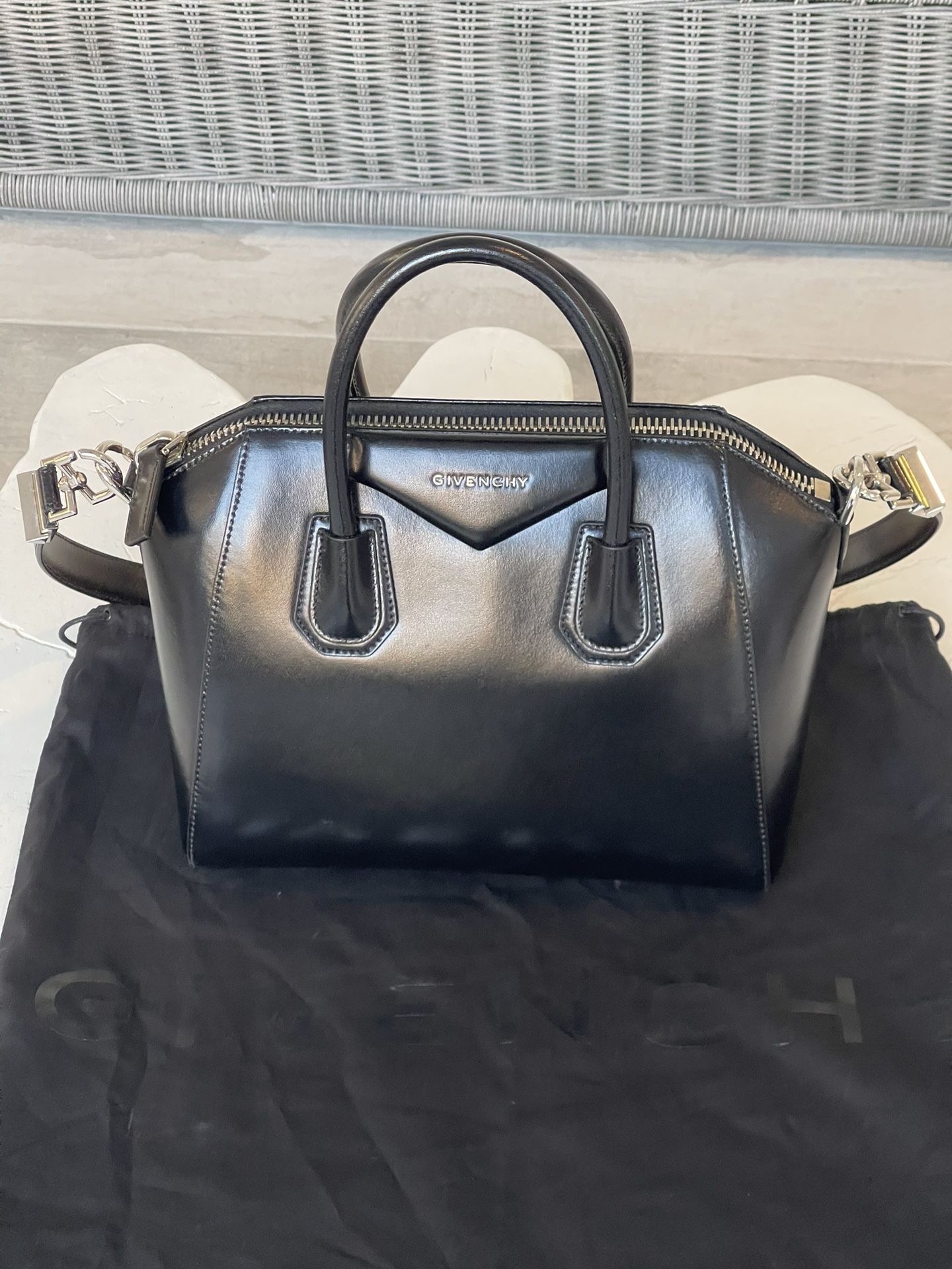 Antigona Medium Top Handle Bag in Box Leather