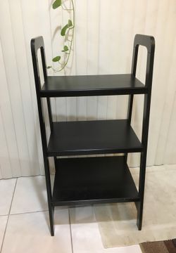 Three shelves expresó