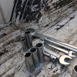 11-SOCKET 9-BRAND NEW CRAFTSMAN SOCKET 3-BRAND NEW COMBINATION WRENCHES $25.00