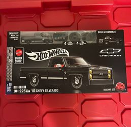 Hot Wheels Mattel Brick Shop '83 Chevy Silverado Building Set