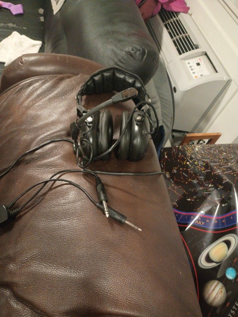 Flight Com Headphone Gear