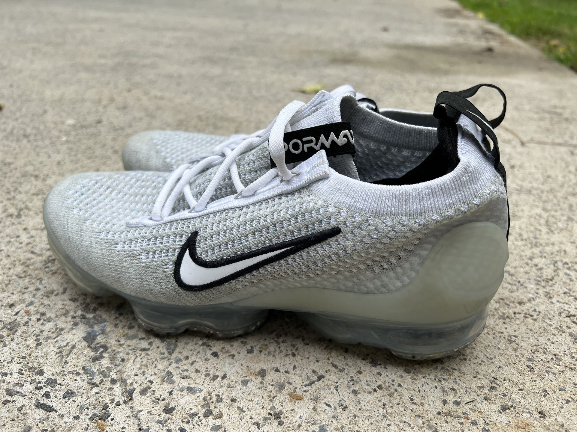 Nike Air VaporMax size 6Y In Grwat Shape $59