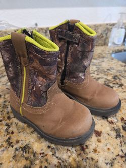 Kids boots size 8