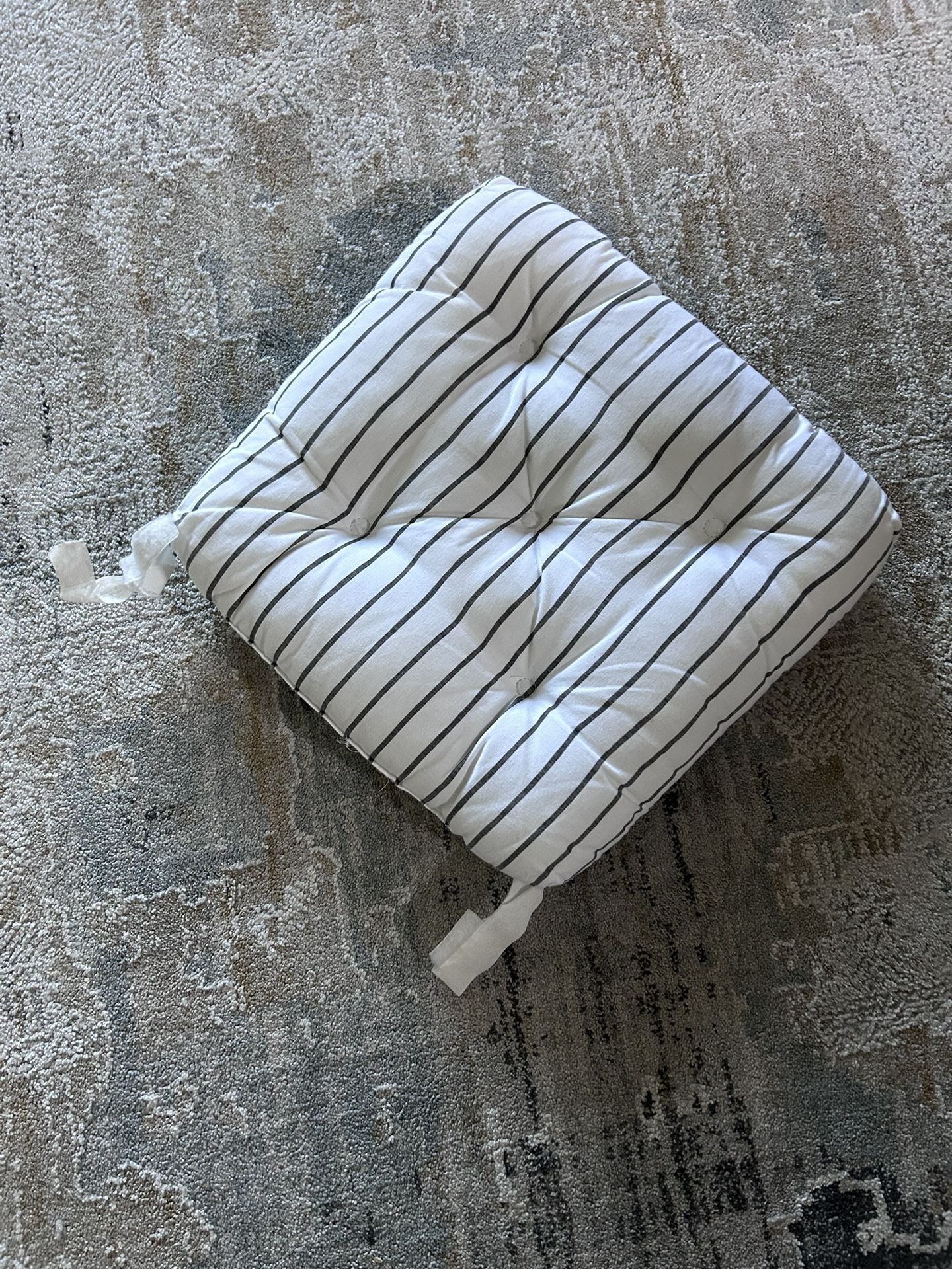 6 chair cushions/ pillows