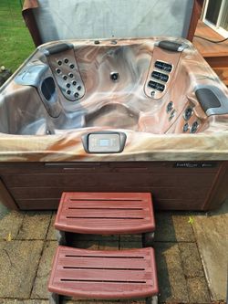 HOT TUB.   6 Person