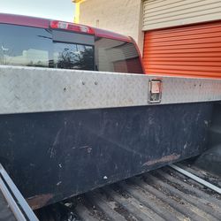 Truck tool box