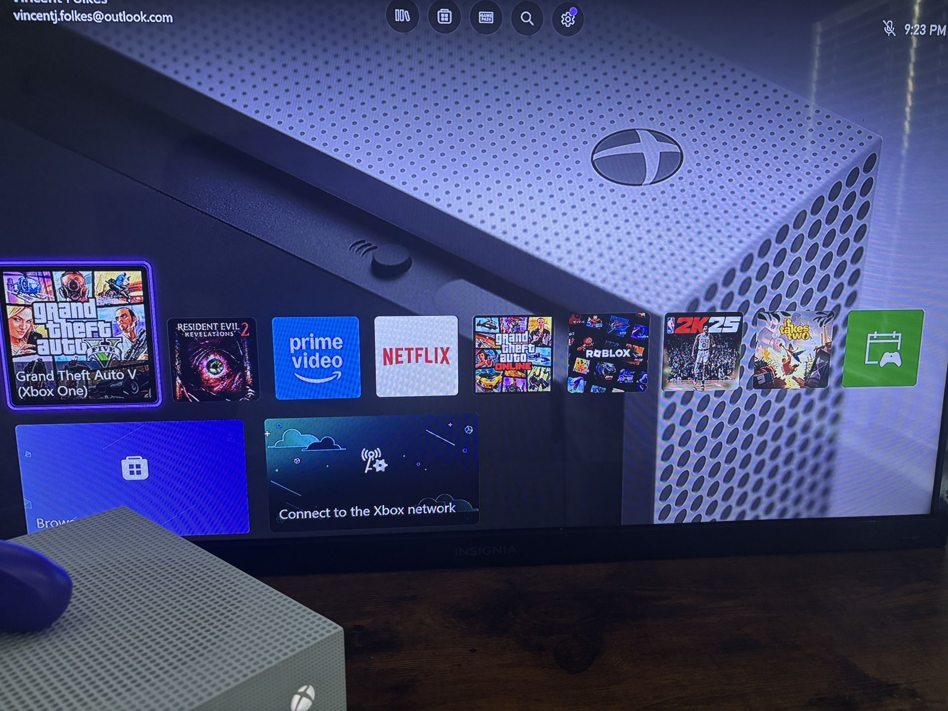 Xbox 1S (MAKE OFFER) NO TRADES