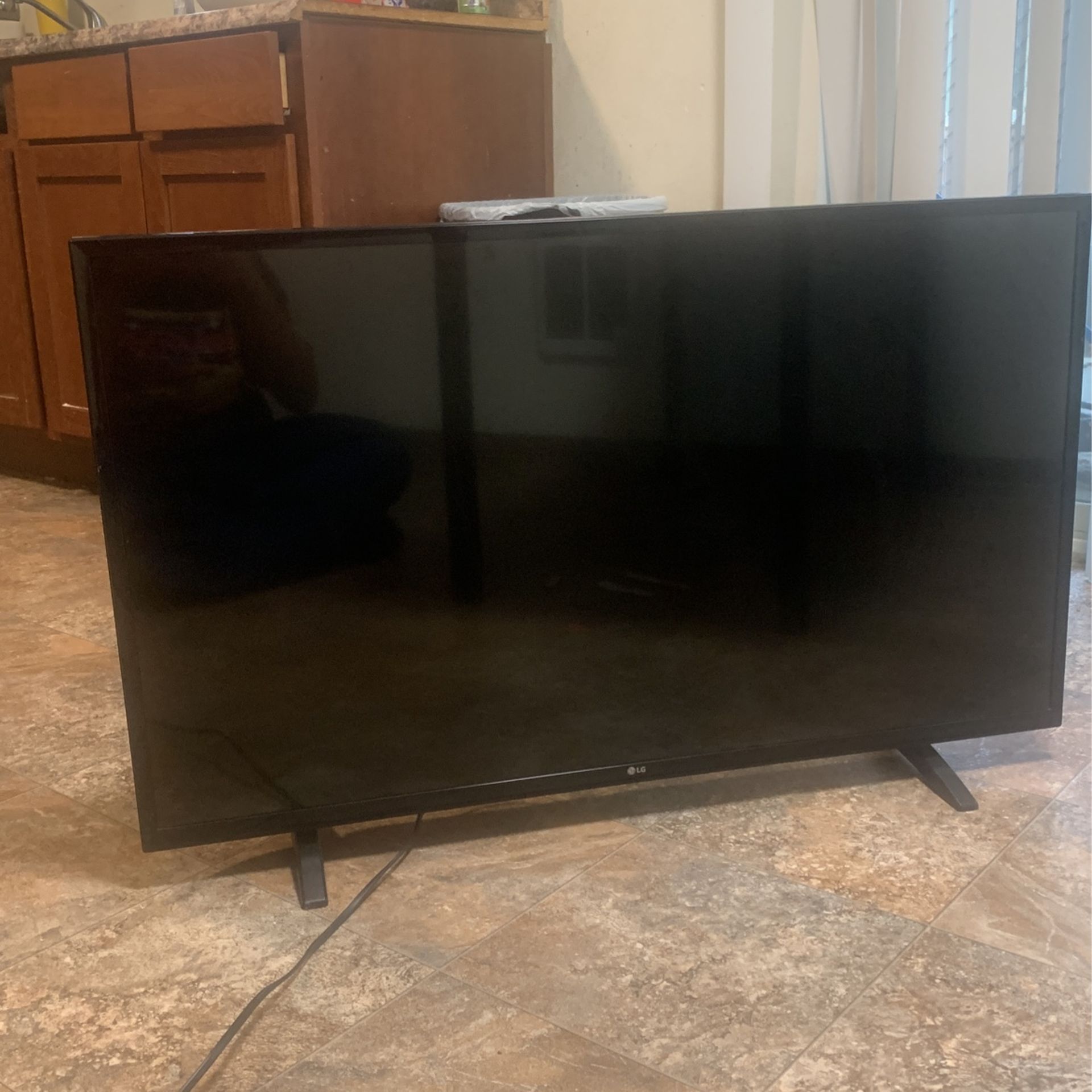 LG Tv Flatscreen Display With A Included Remote (in Price)