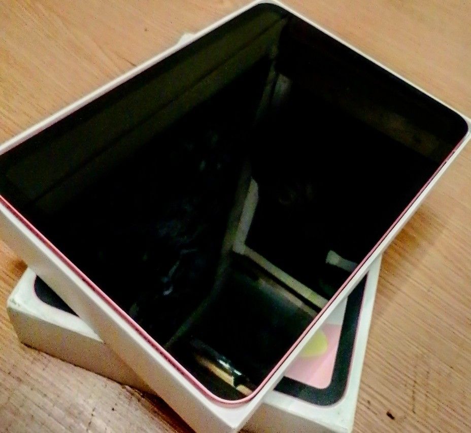 iPad 10th Generation • 64GB 