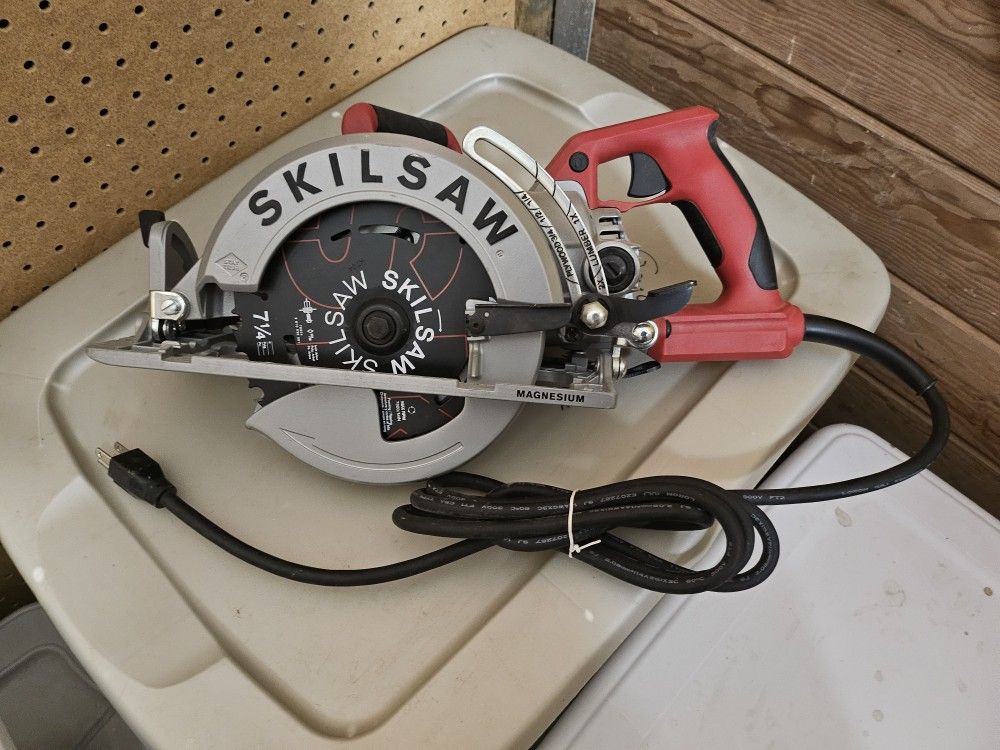 NEW - Skilsaw 7-1/4" Magnesium Worm drive Saw
