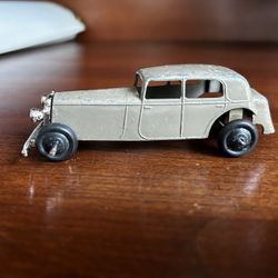 1946 Dinky Daimler Saloon 30c Tan (No Chassis)