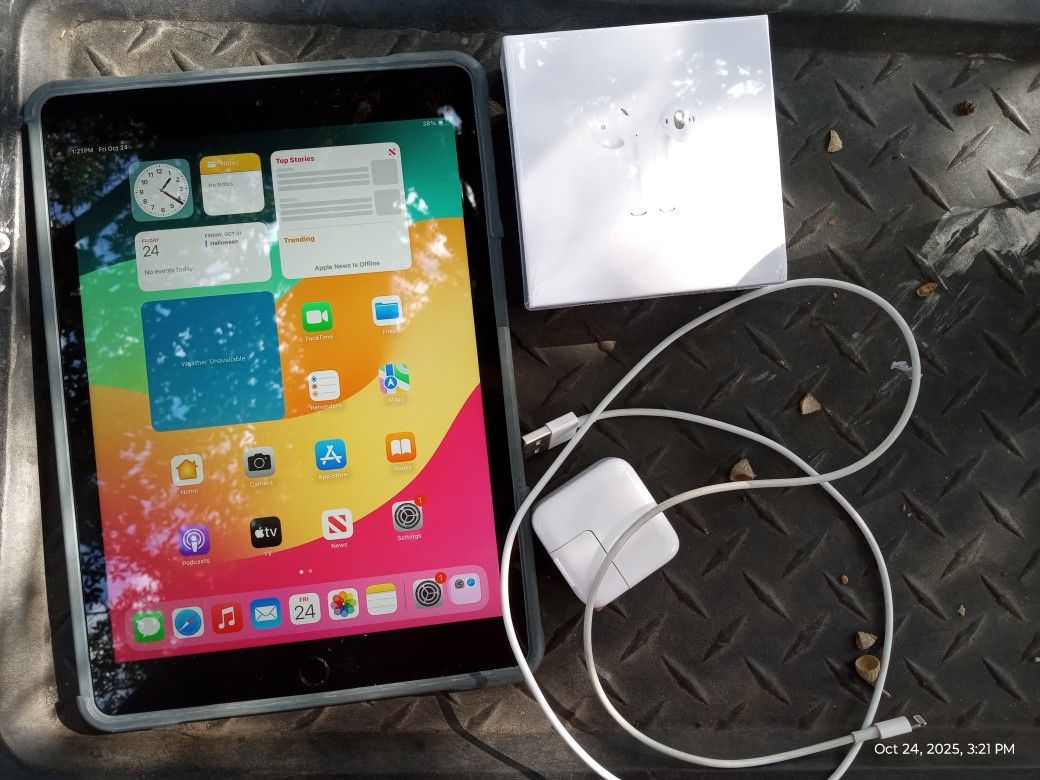 iPad 32 Gig 6th Gen Unlocked With Earphones 
