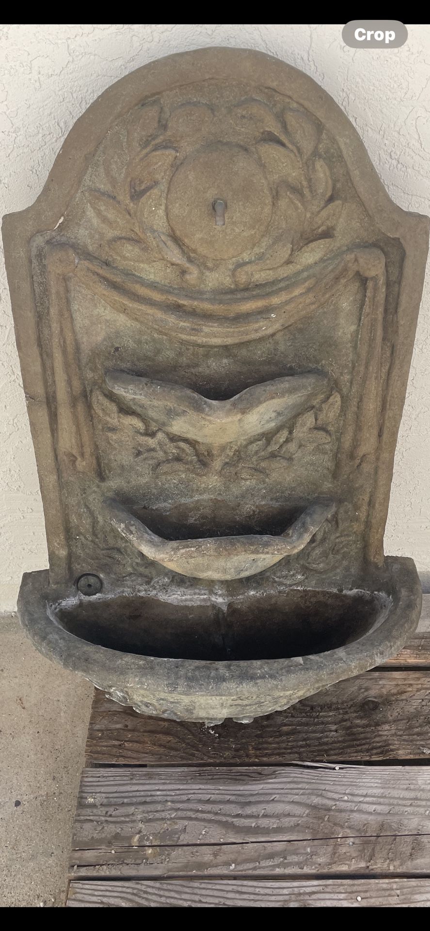 Wall fountain