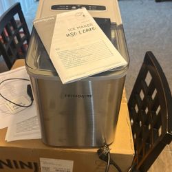 Frigidaire Ice Maker - 26 Lbs Per Day 