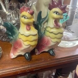 Vintage Pair Of Rooster Chicken Salt & Pepper Set 