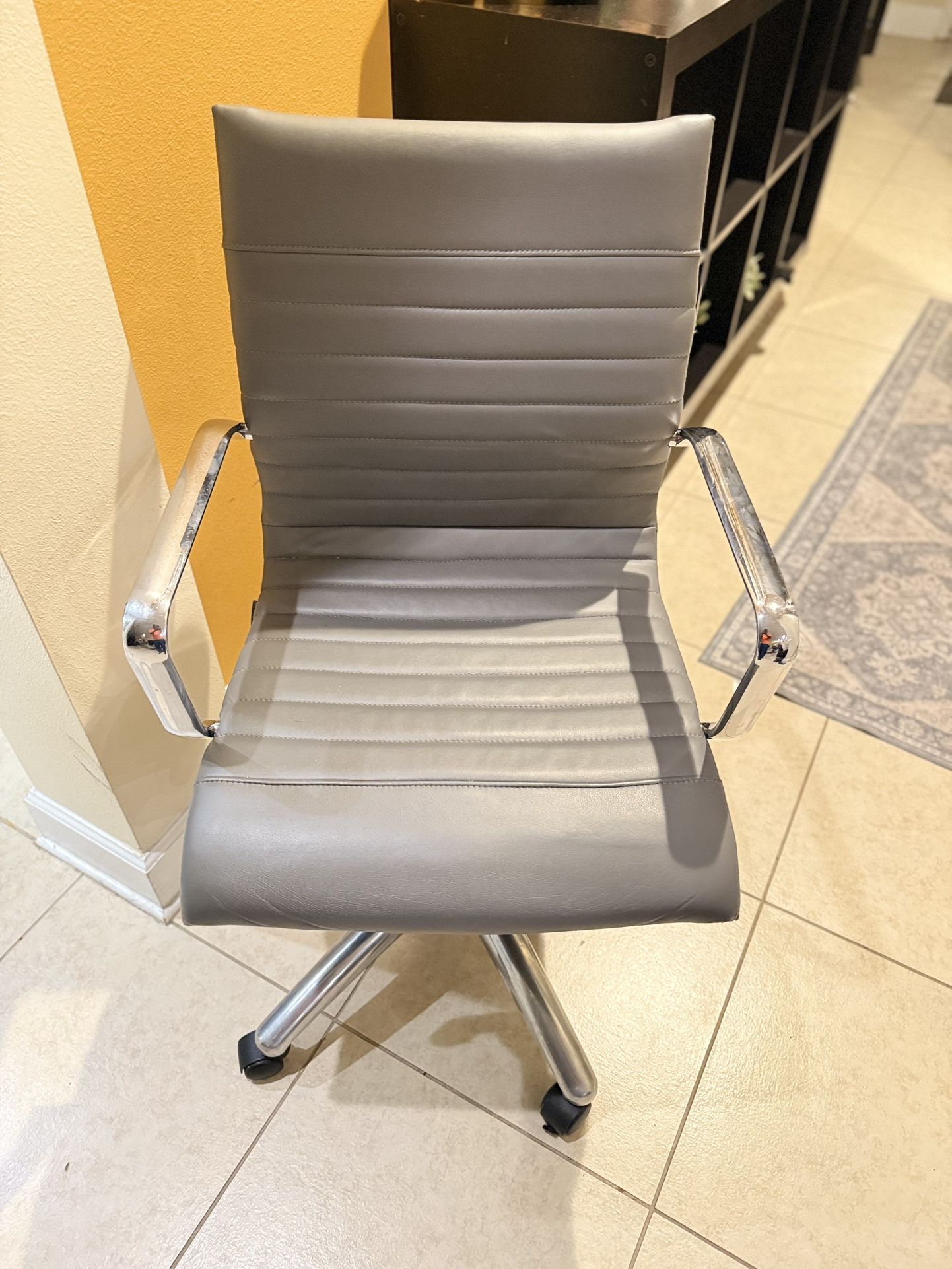 Premium Zetti Mid Back Executive Chair - Grey Leather, Gently Used