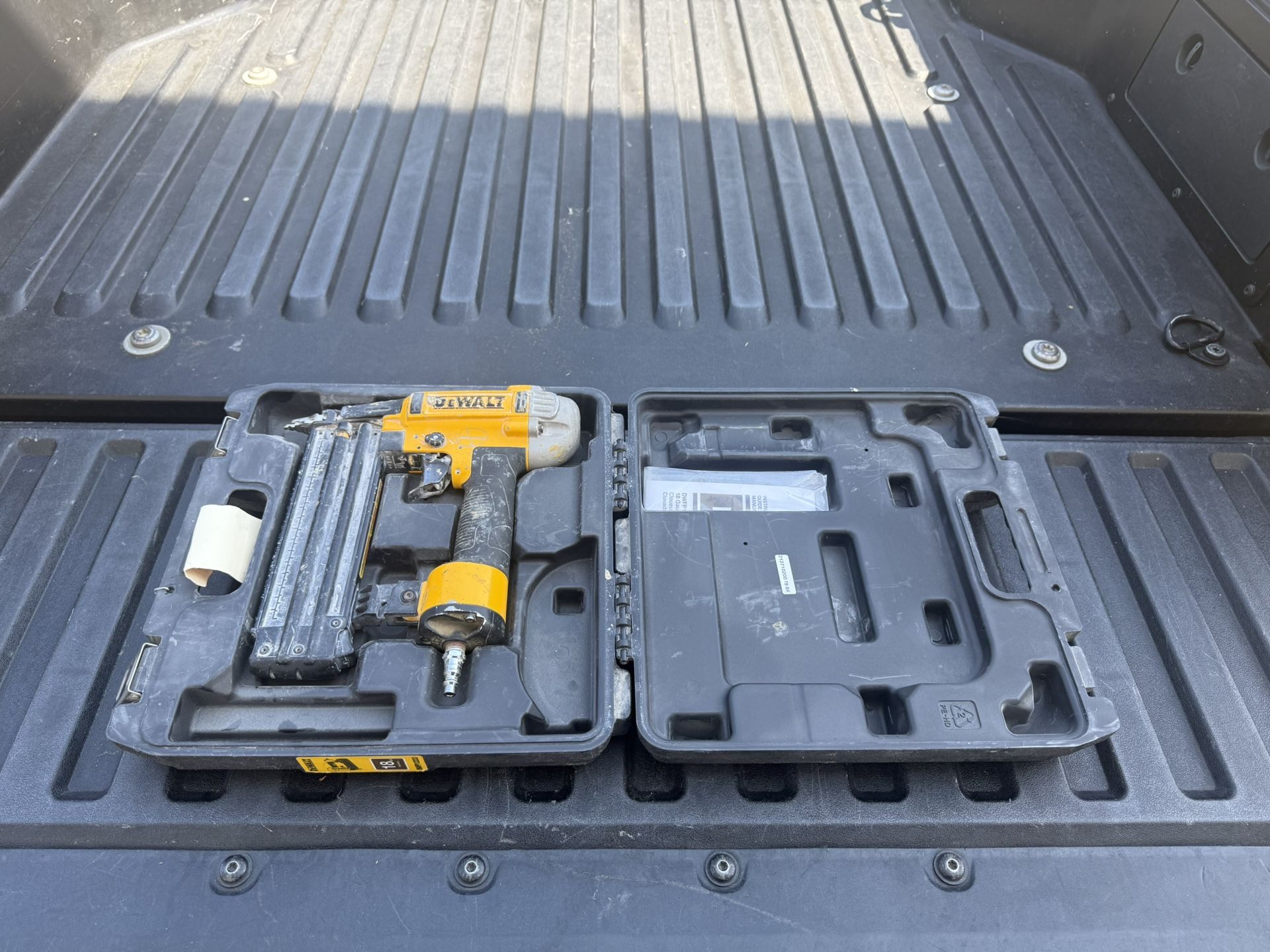 DEWALT 18-Gauge Pneumatic Brad Nailer