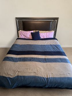 five piece king bed room set/ lamps included