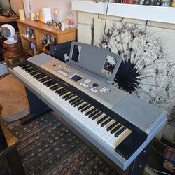 YAMAHA  Potable Grand  DXG-520