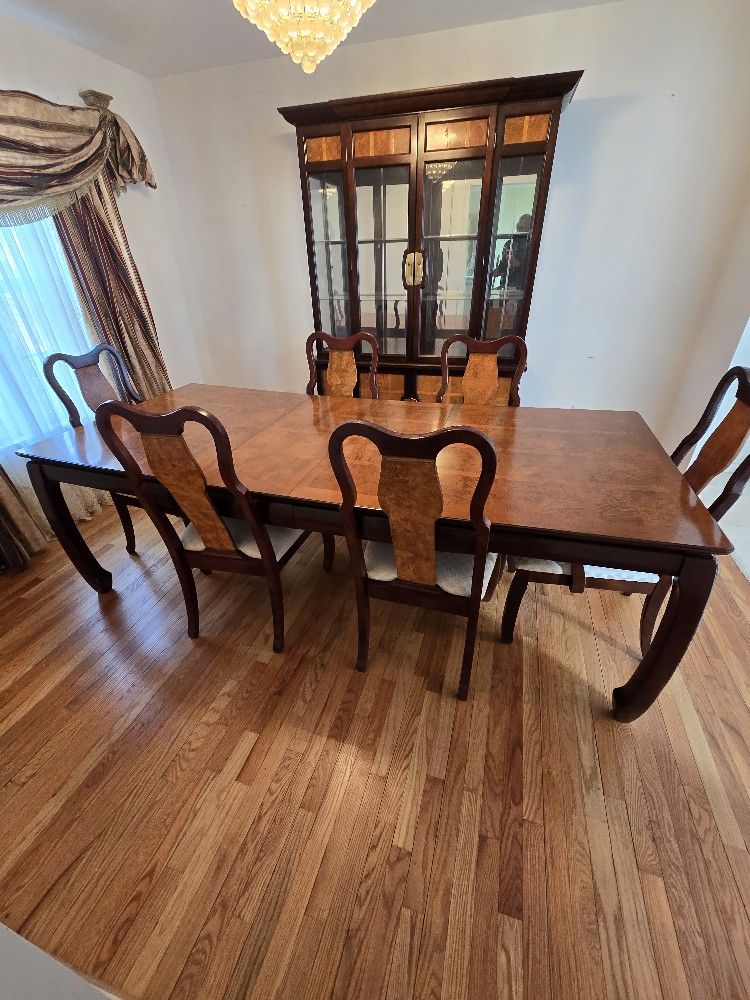 6-Seater Dining Room Table And China Hutch