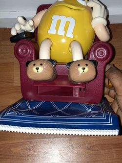Vintage 1999 M&M Collectable Candy er Yellow Peanut M&M In Recliner Thumbnail