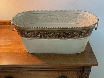 Metal tub planter