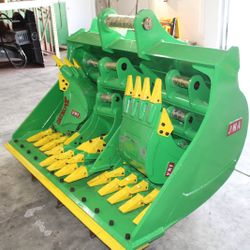 Excavator Caterpillar CAT 325 Bucket Clean Up (MUD) or Similar Machine