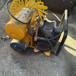 AIR COMPRESSOR/ 4 GALLON/ 125 PSI