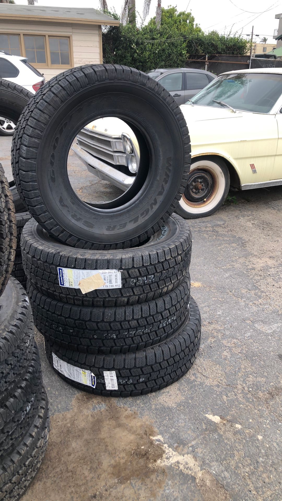 Tire 265 /75/16