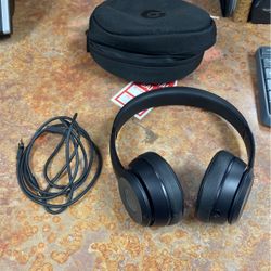 Beats Solo 3 - With Soft Case And Aux Cable - Scuffed 