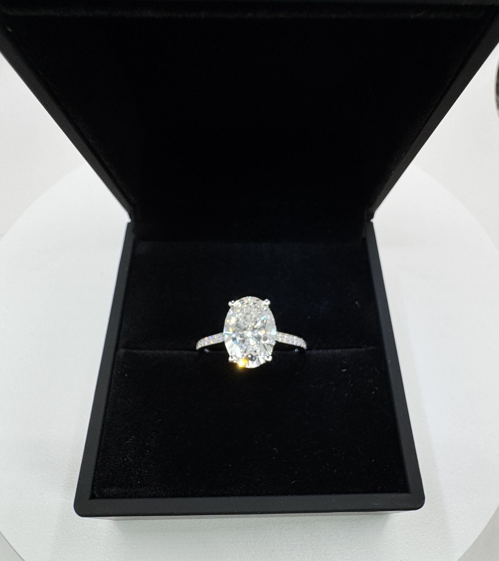 💎 3.50ct Oval Lab-Grown Diamond Ring – IGI Certified (E / VS1 / 14K White Gold)